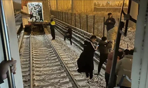 Tàu điện ngầm Bắc Kinh đứt toa giữa đường, 30 người bị thương