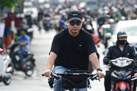 Mùa đông nóng như mùa hè, người Hà Nội mặc áo phông, quần ngắn ra đường