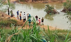 Tìm kiếm người đàn ông bị nước cuốn mất tích khi đi trồng keo
