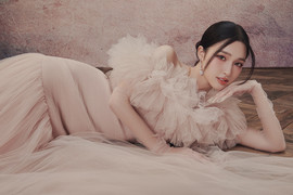 Rũ bỏ hình ảnh ngọt ngào, Á hậu Phương Nhi khoe vai trần quyến rũ