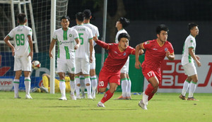 Xem cầu thủ 18 tuổi sút phạt khiến thủ môn U23 Việt Nam bay hết cỡ vẫn chịu thua