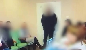 Ủy viên hội đồng làng ở Ukraine ném lựu đạn giữa cuộc họp, 26 người bị thương