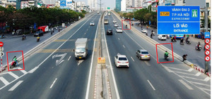 Bất chấp nguy hiểm, xe ôm lao vun vút lên đường Vành đai 3 trên cao bắt khách