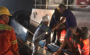 Chìm tàu trên biển Thừa Thiên - Huế: Hai thuyền viên mất tích được cứu sống