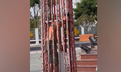 Cứu thanh niên mắc kẹt trong trụ đèn trang trí cao 7m 