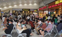 Giá vé máy bay cao ngất ngưởng, dân lao động, sinh viên không dám về quê đón Tết