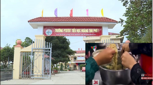 Trường bị tố cho 11 em ăn chung 2 gói mì tôm chan cơm: Đình chỉ hiệu trưởng