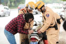 Ngày đầu ra quân, CSGT Hà Nội phạt nhiều ô tô đỗ sai quy định