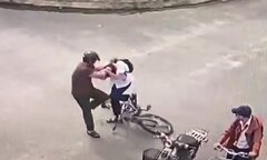 Bắt gã đàn ông chặn đường, đánh bạn của con tổn thương nội sọ