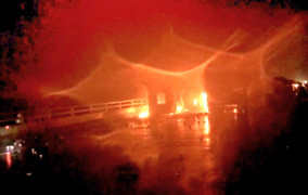 Hai xe đầu kéo tông nhau rồi bốc cháy trên cao tốc, 3 người thương vong