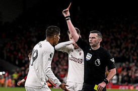 Trọng tài gây tranh cãi: Liverpool mất phạt đền, Man Utd nhận thẻ đỏ oan ức?
