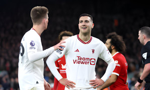 Hậu vệ Man Utd nhận 2 thẻ vàng trong 5 giây chưa phải kỷ lục