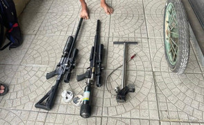 Đang đứng ở chợ, người phụ nữ bất ngờ bị đạn găm trúng ngực