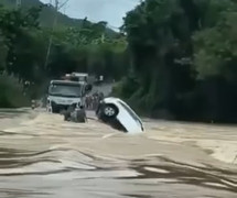 Ô tô Mercedes bị lũ cuốn trôi khi qua cầu tràn