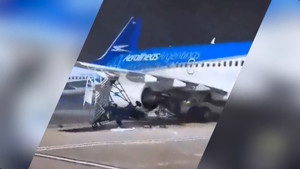 Bão tấn công kéo máy bay quay 90 độ, quật ngã cầu thang