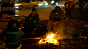 Người lao động mưu sinh trong đêm giá lạnh 13 độ C ở Hà Nội 