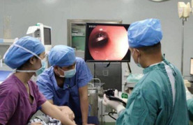 Cậu bé khoe có bí mật muốn kể, mẹ nghe xong lập tức đưa con vào bệnh viện