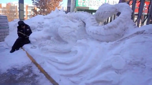 Nhân viên bảo vệ điêu khắc rồng dài 5m trên tuyết