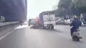 Phẫn nộ tài xế xe tải cố tình chèn ngã người đi xe máy