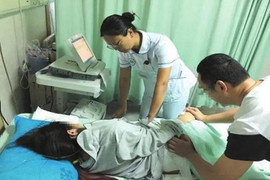 Con dâu mới sinh kêu buồn ngủ, mẹ chồng lật chăn xem liền đưa vào viện