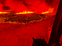 Siêu núi lửa phun dung nham đủ để lấp đầy một bể bơi Olympic trong 20 giây