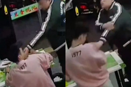 Thêm nhiều gia vị vào bát mỳ, khách bị chủ quán đánh mắng, đuổi thẳng cổ 