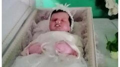 Bệnh viện trả thi thể em bé, gia đình phẫn nộ khi thấy hình nộm trong quan tài