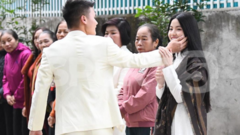 Quang Hải diện vest trắng bảnh bao, âu yếm bạn gái trong ngày dạm ngõ