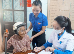 Bảo hiểm y tế: 'Điểm tựa' cho người cao tuổi lúc ốm đau, bệnh tật