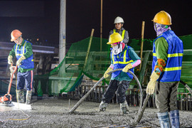 Công nhân xuyên đêm đổ bê tông cầu vượt trăm tỷ trong cái lạnh thấu xương