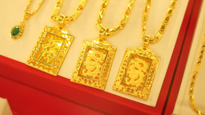 Tiếp tục tăng bốc đầu, giá vàng xô đổ mọi kỷ lục, vượt xa 75 triệu đồng/lượng