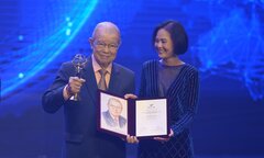 GS Võ Tòng Xuân - người Việt đầu tiên giành giải thưởng VinFuture 