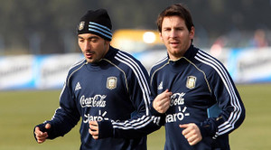 Đồng đội cũ của Messi bị thương nặng khi thay bóng đèn