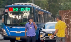 Đình chỉ tài xế xe buýt cầm gậy sắt xuống đường 'nói chuyện' với tài xế ô tô