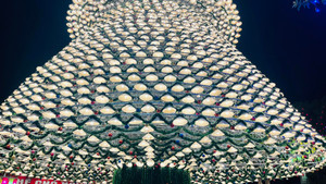 Độc đáo cây thông Noel kết từ 4.200 chiếc nón lá ở Đồng Nai