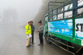 Sương mù dày đặc ở Sapa, CSGT khuyến cáo tài xế lái xe an toàn