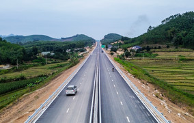 Cận cảnh tuyến đường cao tốc gần 4.000 tỷ đồng sát ngày thông xe