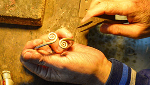 Người thợ kim hoàn thủ công hiếm hoi trong phố cổ Hà Nội