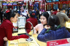 Giá vàng liên tục xô đổ kỷ lục thế nào? 