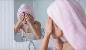 Điều gì sẽ xảy ra nếu không rửa mặt vào buổi tối?