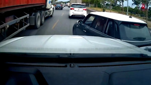 Tài xế 'hổ báo' thách thức, chặn đầu ô tô giữa đường 