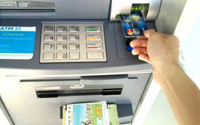 Đẩy mạnh chi trả không dùng tiền mặt các chế độ BHXH và BHTN