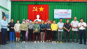 Bình Định: Trao tặng 886 thẻ BHYT cho người dân có hoàn cảnh khó khăn