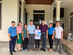Bảo hiểm xã hội Quỳnh Lưu tặng quà học sinh có hoàn cảnh khó khăn