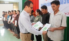 Quảng Ngãi: Trao sổ BHXH và thẻ BHYT cho người dân huyện Minh Long