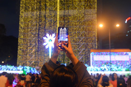 Giáng sinh ở TP.HCM: Giới trẻ rủ nhau 'check-in' Nhà thờ