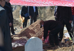 Hậm hực chuyện chia tiền nhà đất, con dâu bít kín mộ xây sẵn của mẹ chồng