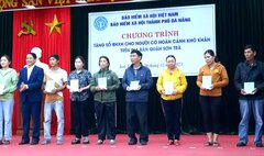 Trao sổ BHXH cho người có hoàn cảnh khó khăn