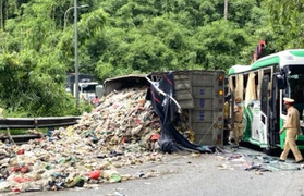 Xe chở rác tông xe khách trên đèo Bảo Lộc, 4 du khách nước ngoài bị thương