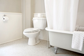 Tại sao không nên đổ nước thải sinh hoạt vào toilet?
